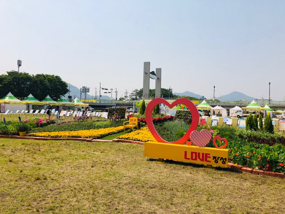 홍길동 테마파크 황룡강변 일원에서 진행되는 '장성 황룡강 洪길동무 꽃길축제'