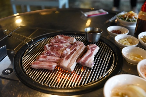 제주함덕맛집 '저팔계깡통숯불구이', 풍미 좋고 고소한 흑돼지를 즐길 수 있어 