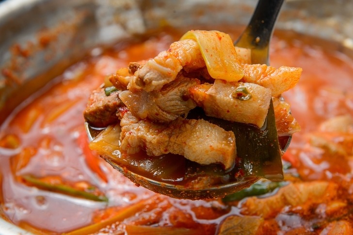 [집에서 간단한 요리] 저녁메뉴로 제격 '백종원 김치찌개'부터 참치·꽁치 김치찌개까지…'김치찌개 레시피 모음'