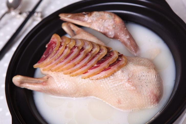 [몸보신 음식 추천] 한약재와 함께 푹 끓인 '한방오리백숙' 만드는 법과 '능이오리백숙' 만들기 레시피