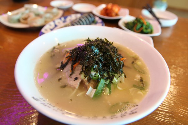 서귀포 쇠소깍 이색 아침식사 맛집 ... '위미항면카페', 고기국수 명소로 알려져