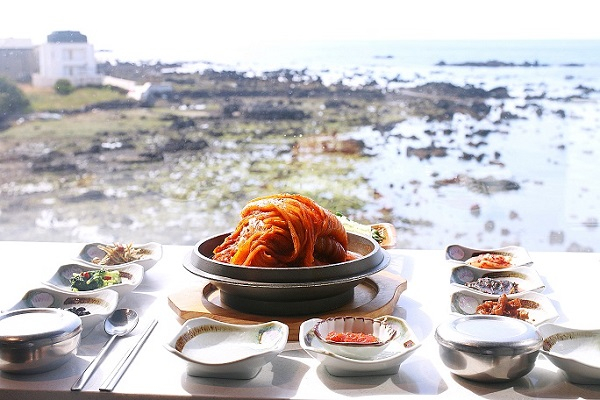 제주 애월 맛집 '이춘옥원조고등어쌈밥', 맛과 풍미가 진한 고등어묵은지찜 선보여