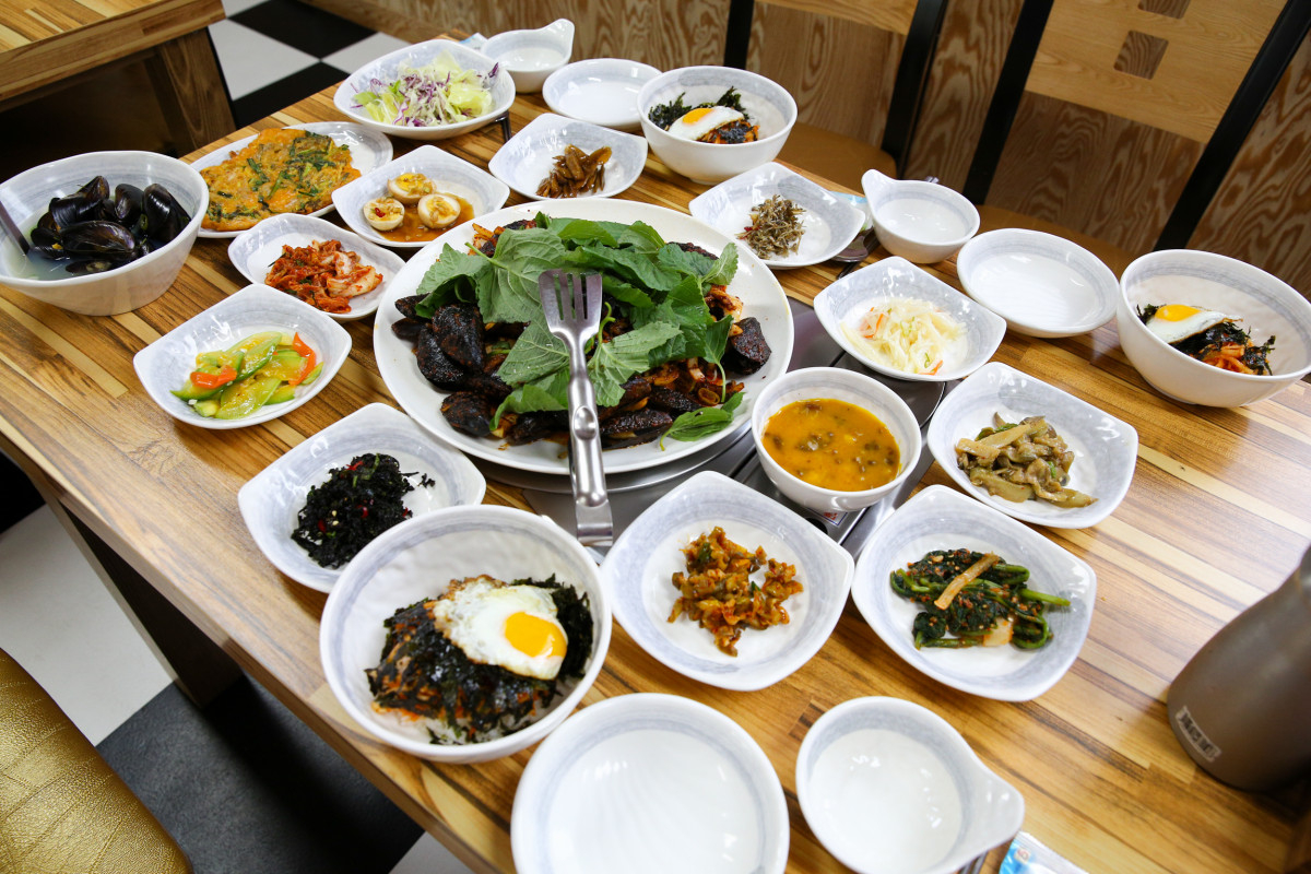 영암 맛집 '순덕이네' 불향과 매콤한 양념이 어우러져 깊은 풍미를 자랑하는 돌문어볶음을 즐길 수 있어 인기