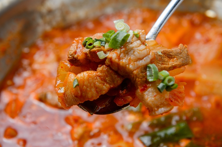 '수미네 반찬' 김수미 '돼지고기 김치찜' vs 백종원의 삼겹살·목살 넣은 '돼지고기 김치찌개' 맛있게 끓이는 법