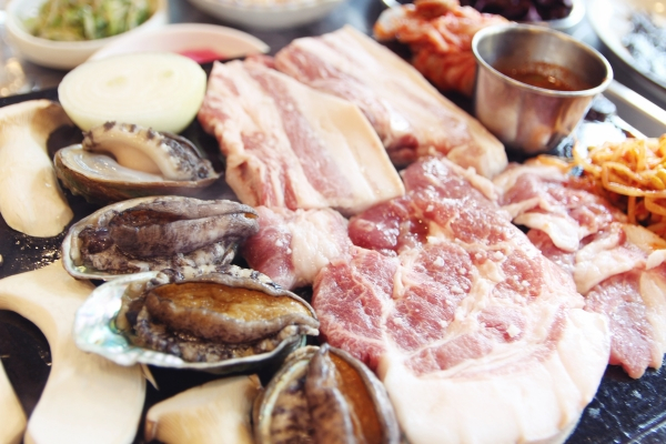 "여름힐링을 선사하는" 제주공항 근처 흑돼지 거리 맛집... '돈향기', 백년초소바 서비스 실시