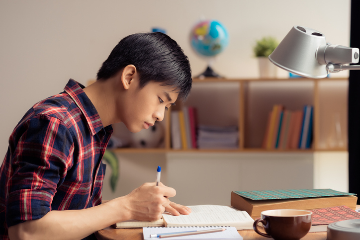 [생활꿀tip]   독서에 흥미 없는 아이,   책의 즐거움 찾아주려면?…가장 책 읽기 좋은 자세까지