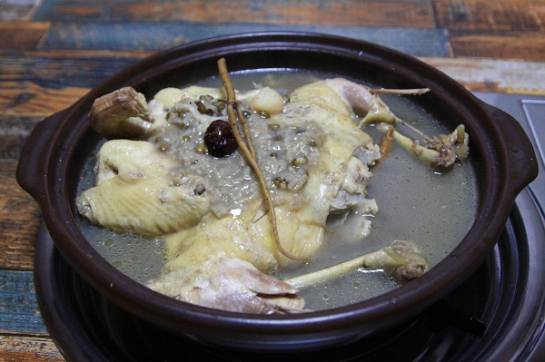 청송맛집 '청송소나무식당', 주왕산 풍경 감상하며 달기약수탕 백숙 맛볼 수 있어