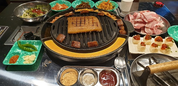 천안 신부동 맛집 '전설의 껍데기', 쫄깃한 껍데기와 삼겹살 즐길 수 있는 고깃집