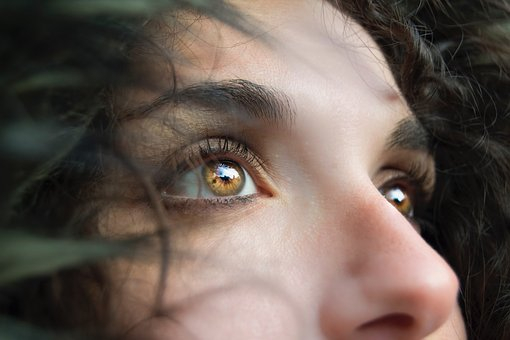 눈이 뻑뻑해졌을 때  병원가기 미루면  각막 손상 불러…  자가진단법 통한 예방 필수