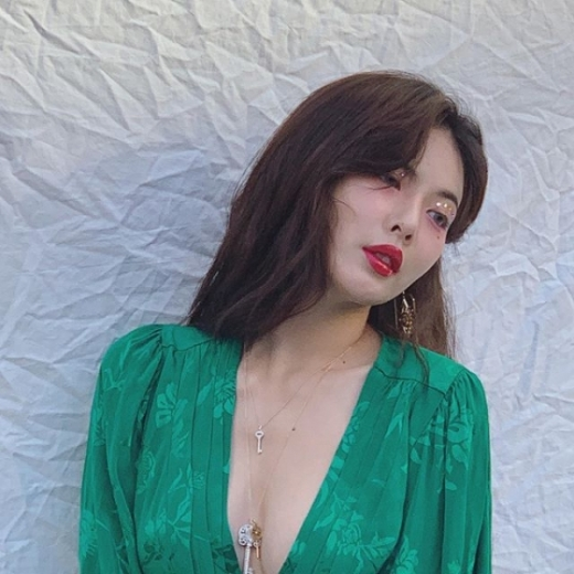 현아♥던 컴백, 인스타그램에도 쏠리는 이목…화려한 드레스 자태로 '시선 강탈'