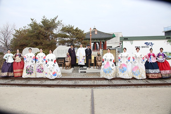 [포토뉴스] 사랑해요대한민국 2020 해돋이 한복퍼포먼스, "전쟁 없는 평화통일을 기원합니다"