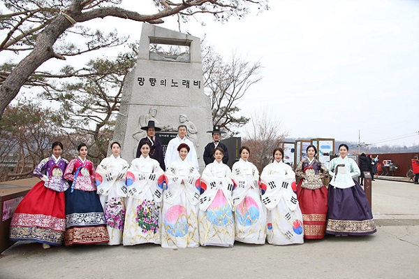 [포토뉴스] 사랑해요대한민국 2020 해돋이 한복퍼포먼스, 망향의 그리움을 달래며~