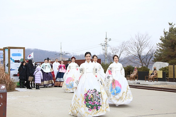 [포토뉴스] 사랑해요대한민국 2020 해돋이 한복퍼포먼스, 새해 첫날 오색 한복 입고 임진각에서 "사뿐사뿐"